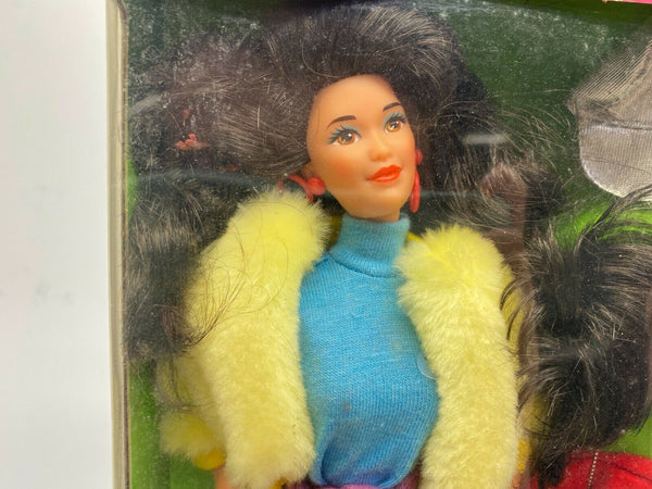 familie Sovjet Onderdrukking United Colors of Benetton Kira Barbie Doll Vintage Mattel (1990) 9409 –  Work House signs