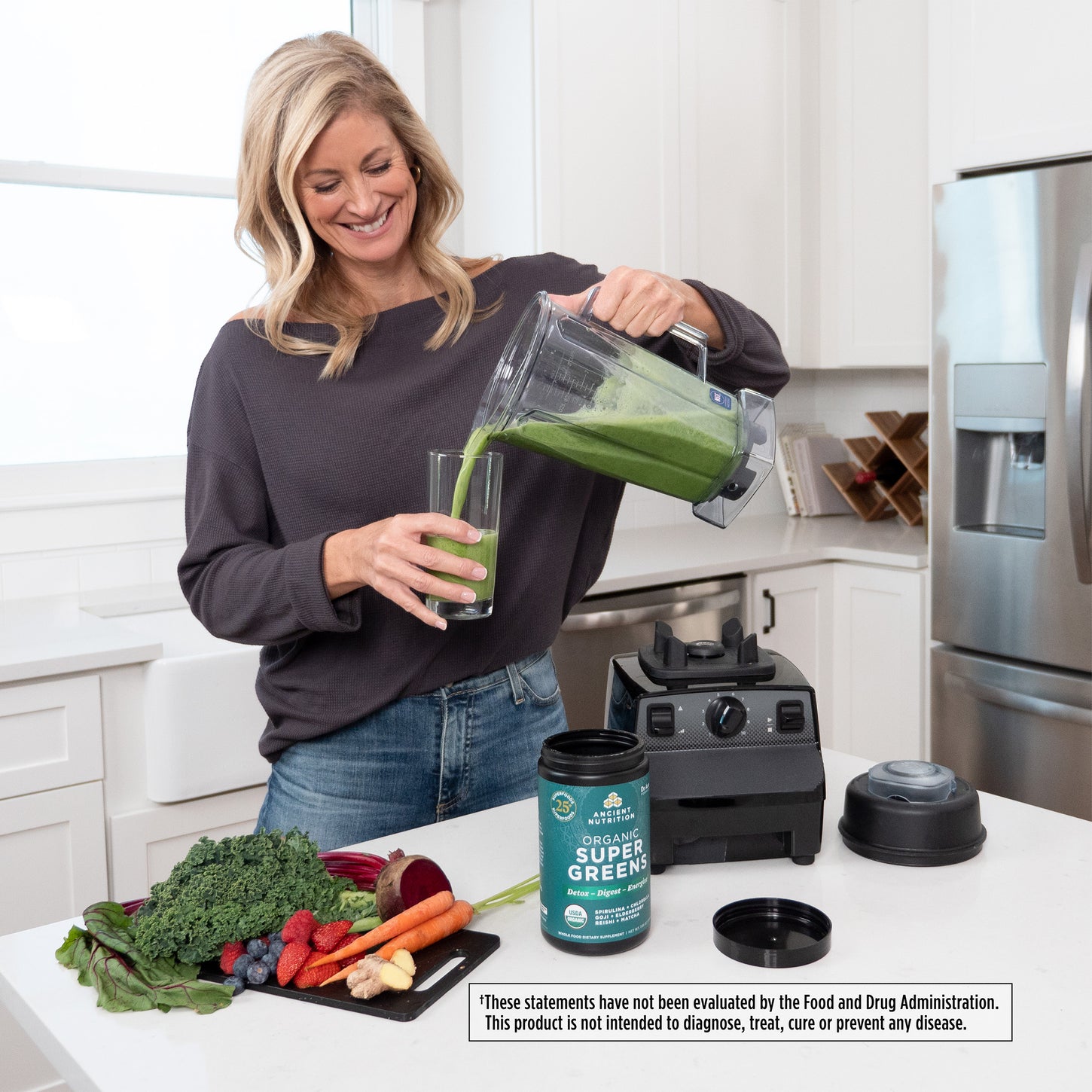 woman pouring green smoothie