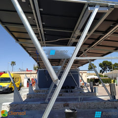 instalación fotovoltaica para ahorrar en el consumo de energía con pérgola integrada a paneles solares 