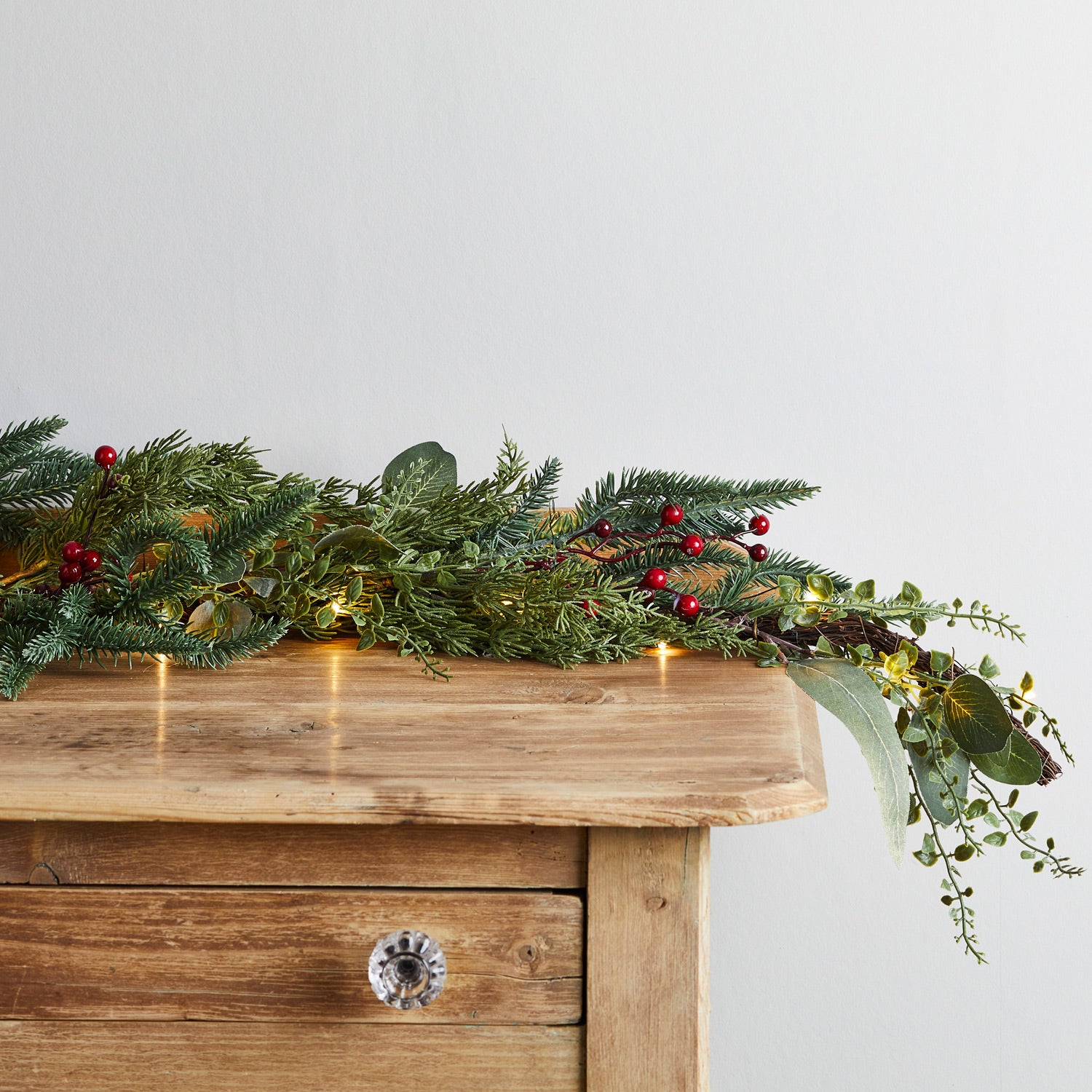 Guirlande de Noël Pomme de Pin et Baies Rouges Pré-illuminée de 2 m