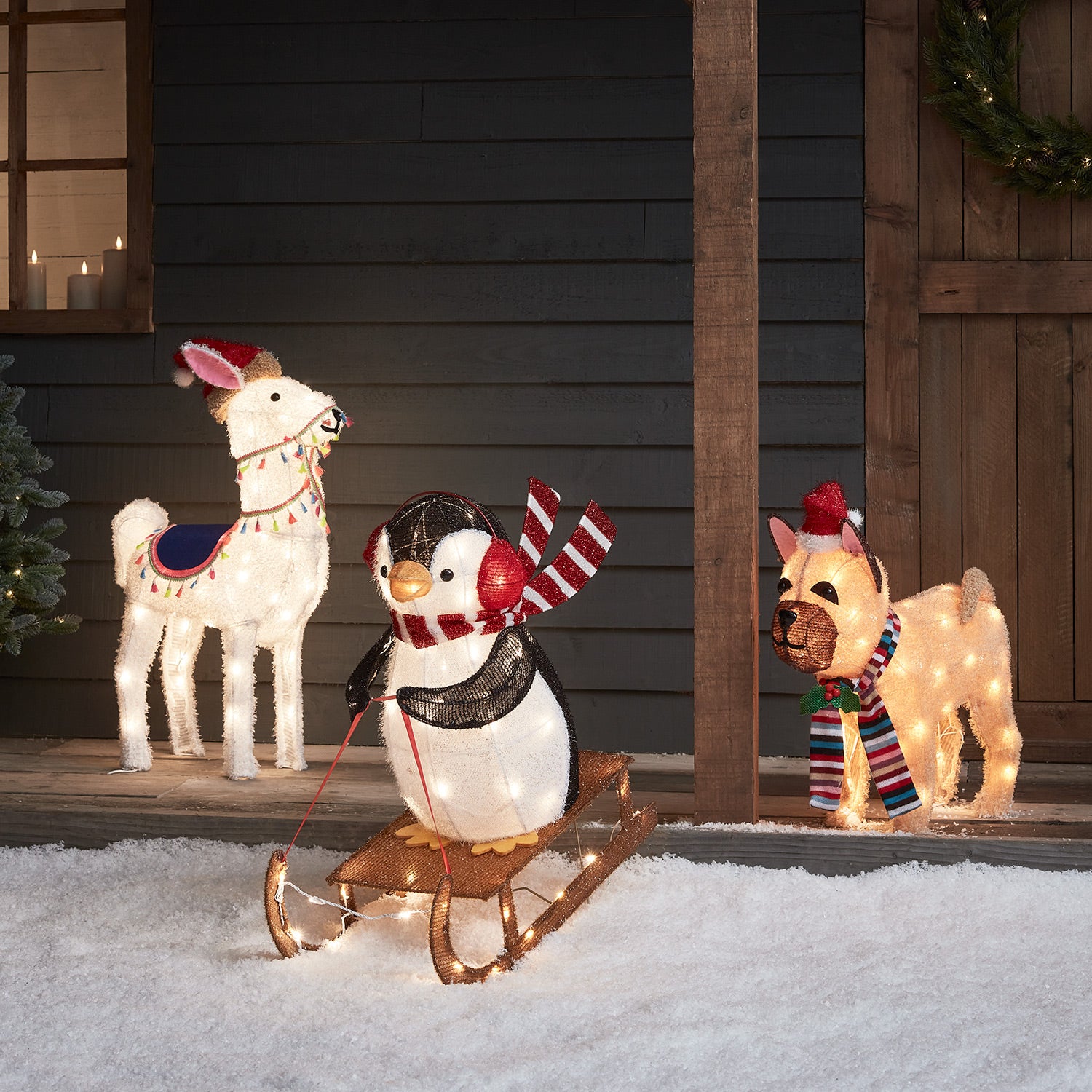 Figurines de Noël en forme d'Alpaga, Pingouin en Luge et Bouledogue - Lights4fun.fr product image