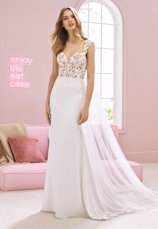 W1 White One Size 8 Lava Off White Gown