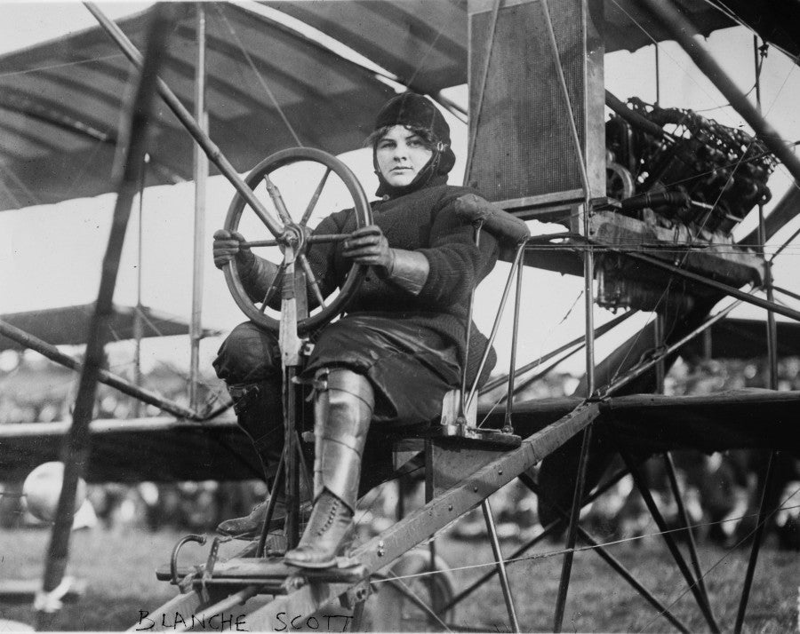 布兰奇·斯图尔特·斯科特驾驶她的双翼飞机