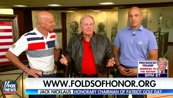 PGA 회장 Peter Bevacqua와 함께 Dan Rooney 소령은 골프의 전설이자 18회 챔피언인 Jack "The Golden Bear" Nicklaus에게 손으로 그린 ​​Folds of Honor/Cockpit USA "Freedom is not Free" A-2 가죽 플라이트 재킷을 수여했습니다.