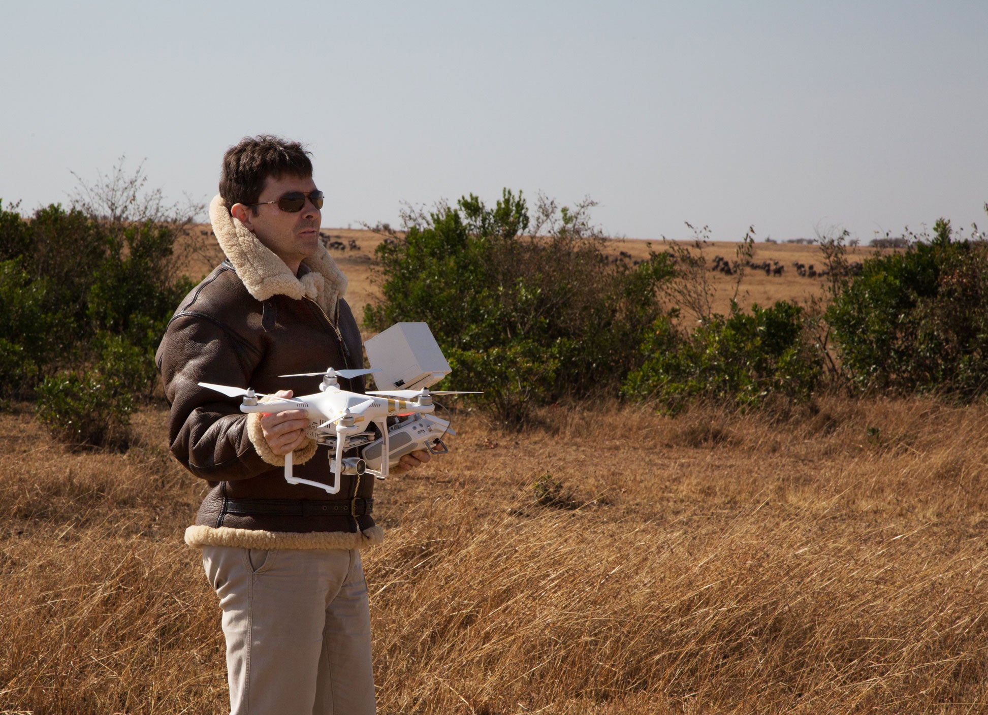 马特·兰迪斯 (Matt Landis) 和他的无人机准备拍摄非洲荒野。