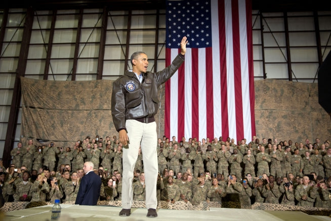군대를 방문하는 동안 조종석 USA Government Issue A-2 비행 재킷을 입고 있는 오바마 대통령