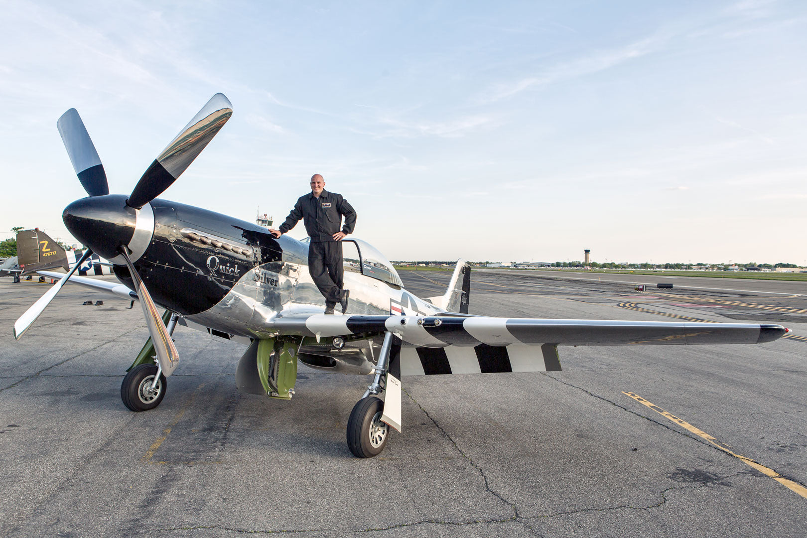 조종석 USA Nomex CWU를 타고 P-51 날개 위에 서 있는 조종사 Scott Yoak.