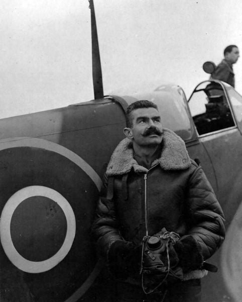 身穿皇家空军原装夹克的法国飞行员照片
