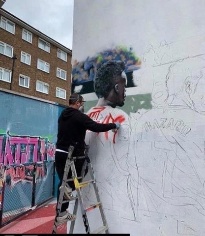 artista callejero Gnasher Murales pintando graffiti