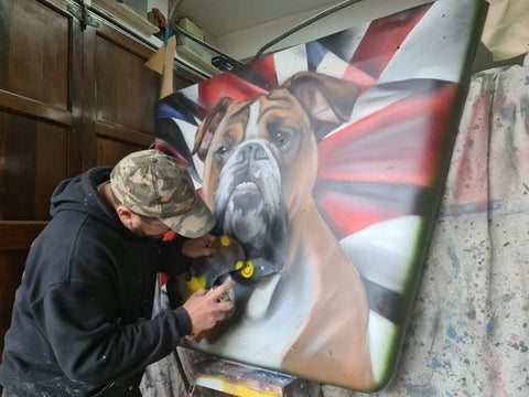 artista callejero Gnasher Murales pintando graffiti