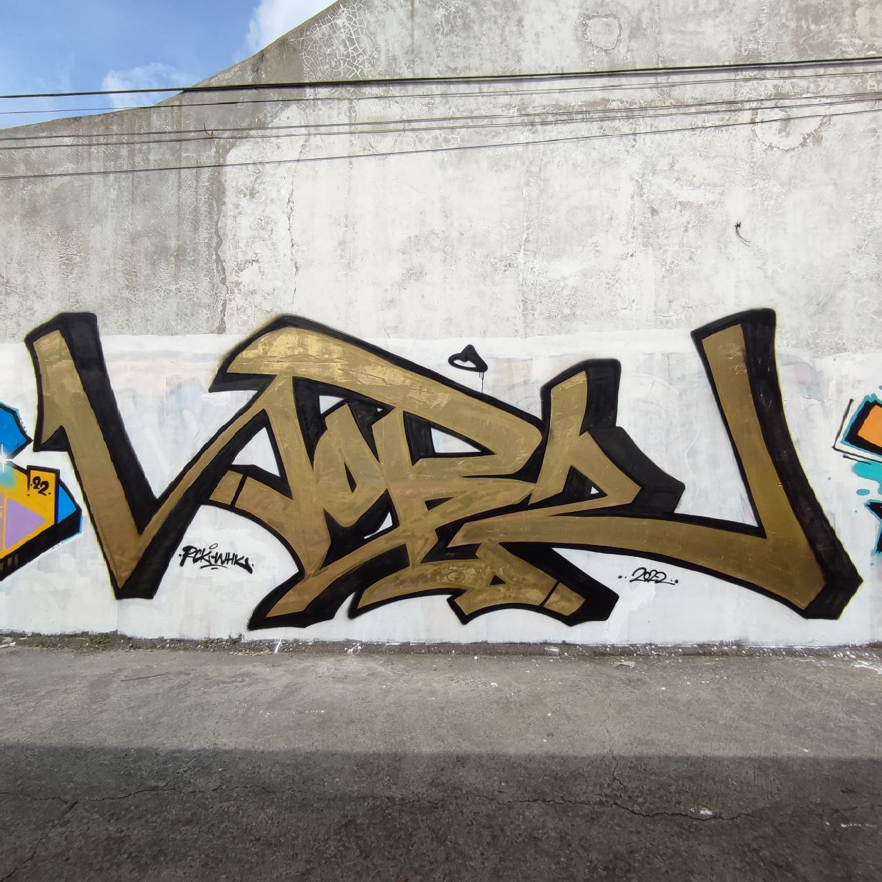 gold Graffiti piece by Nobzero