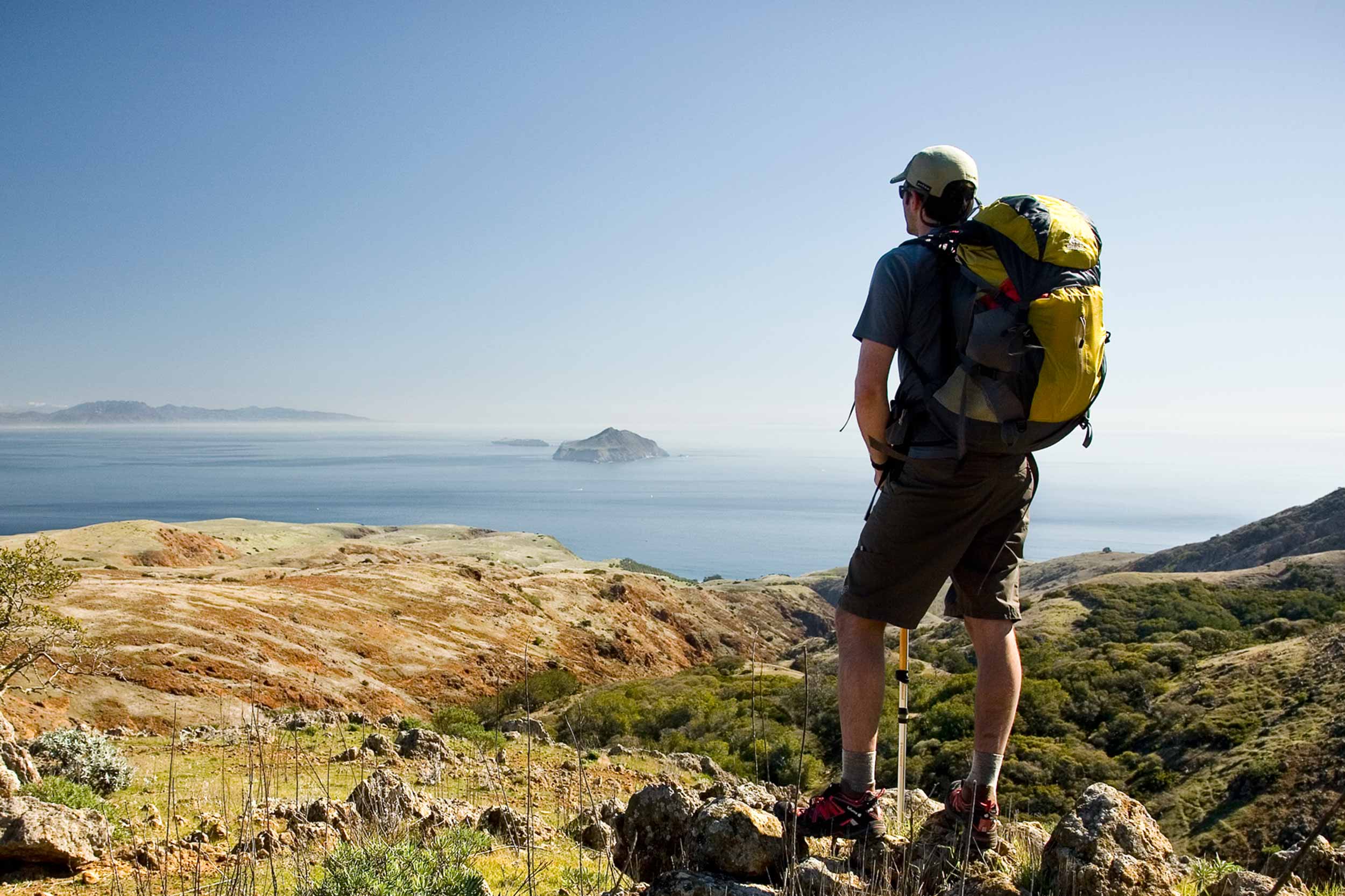 Tracking photo. Hiking Trail equip шапка. Рюкзак для путешествий. Хайкинг. Путешествия с рюкзаком по побережью.