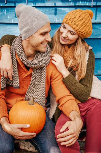 couple photoshoot with pumpkins