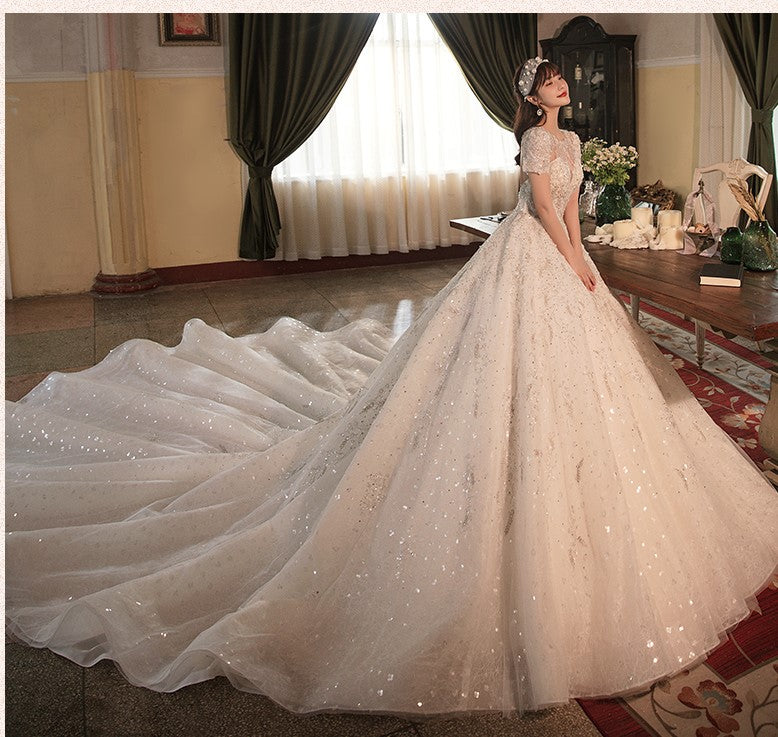 Váy cưới của Á hậu Phương Nga: Hiện đại và không hoạ tiết - BlogAnChoi