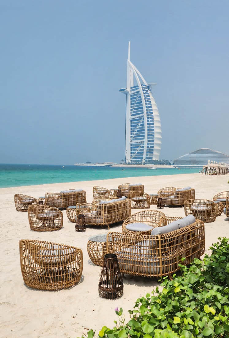 Strandlounge med mange loungemøbler med udsigt  til Burj Al Arab Jumeirah