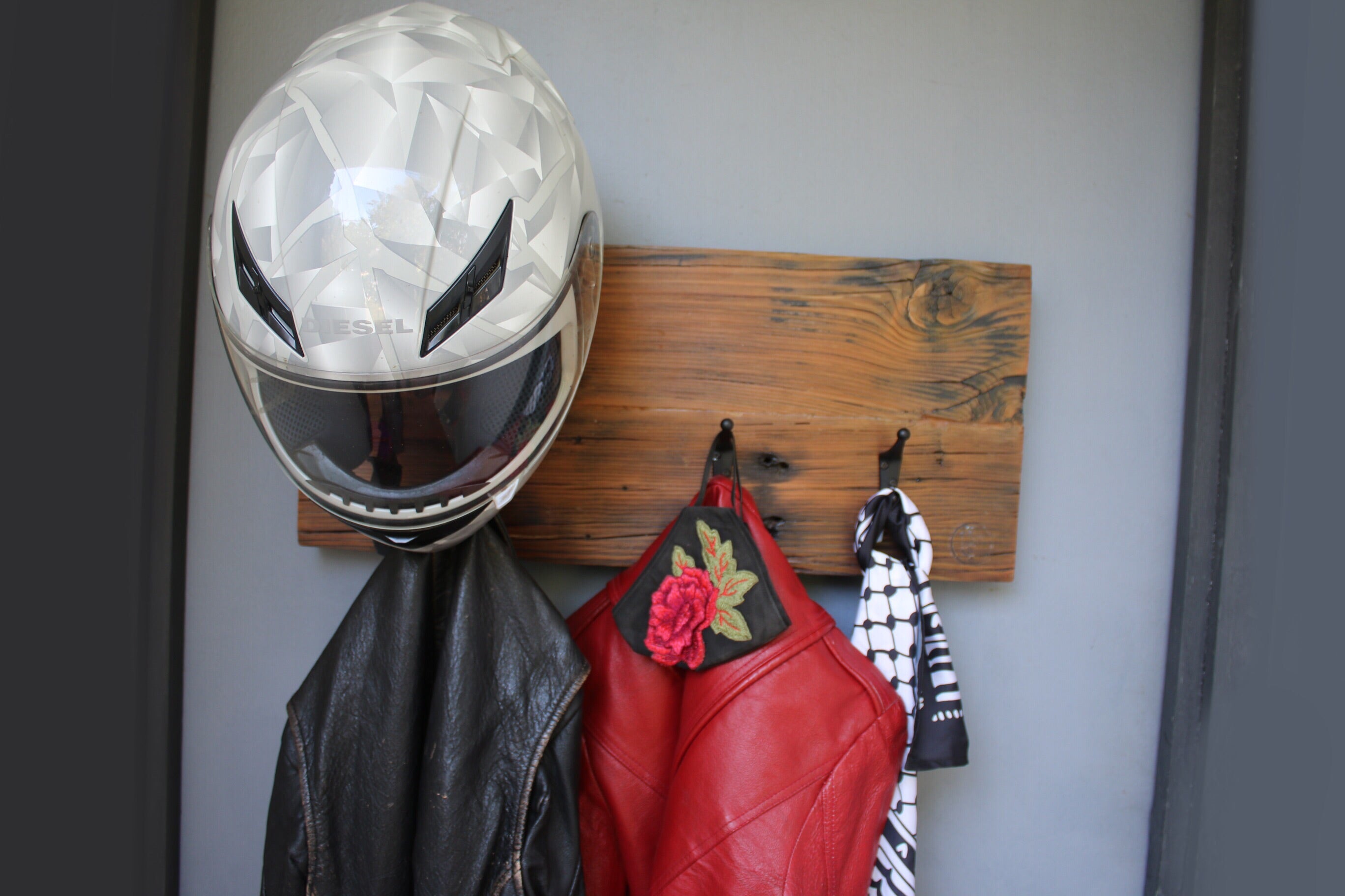línea Factor malo Paso Perchero para casco y 3 chaquetas o accesorios – dePostigo