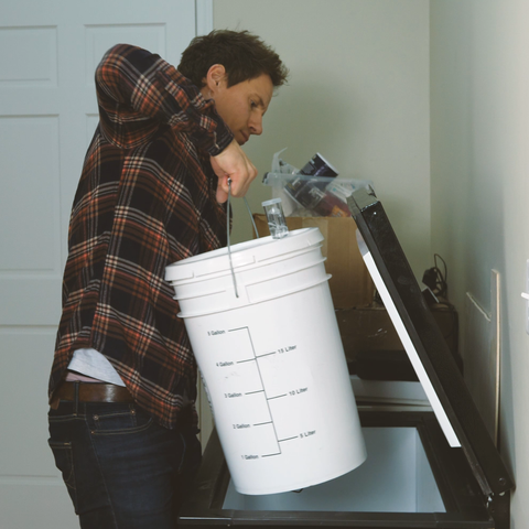 Putting beer into fermenter