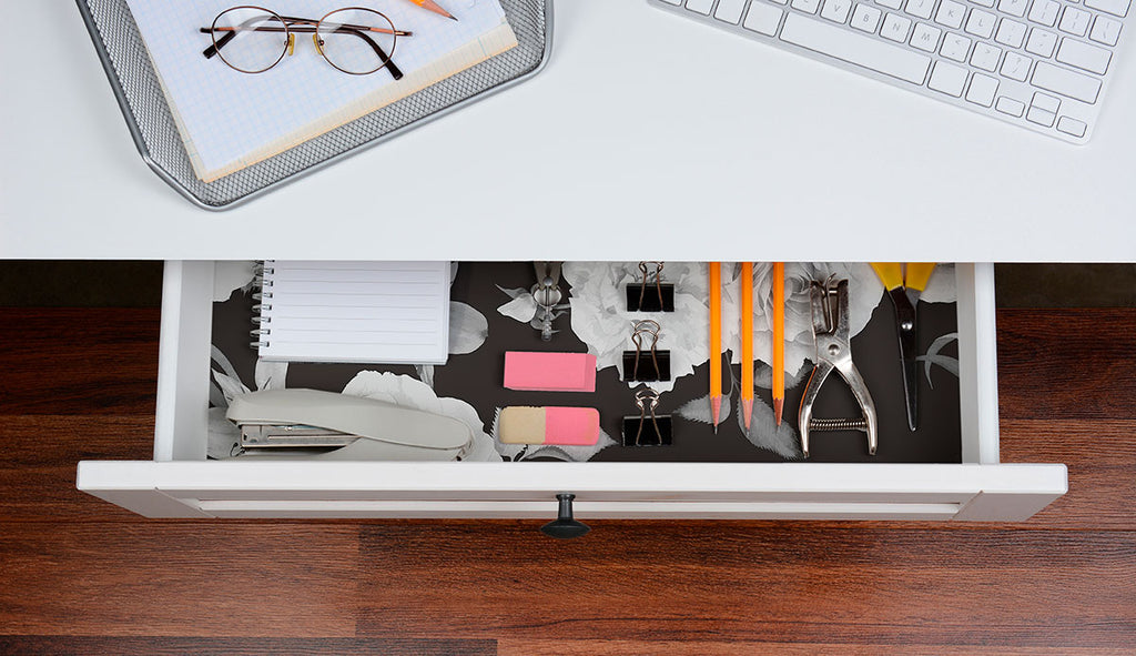 10 Simple Ideas to Decorate the Office at Work With Items From Home