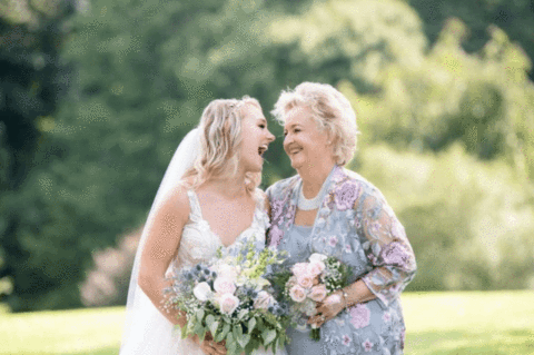 bride and her mother on the wedding day 