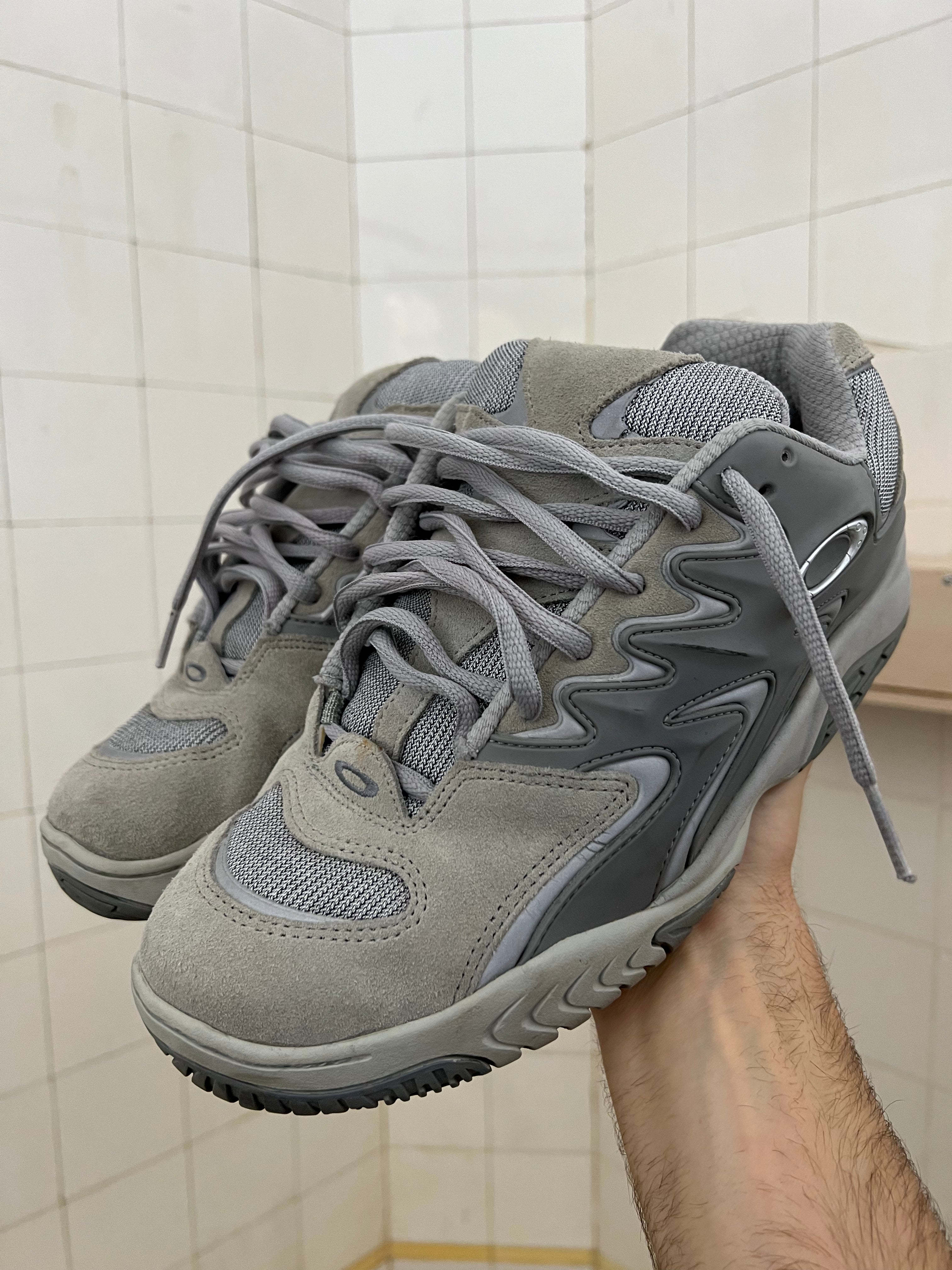 2000s Oakley 'Code Red' Sneakers in Grey - Size 10 US – Constant Practice