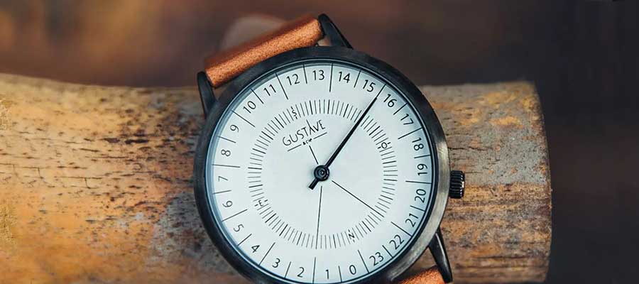 Cadran de montre 24h avec un bracelet en cuir marron autrefois utilisé par les militaires et les astronautes