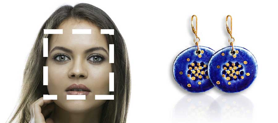 Boucle d'oreille dormeuse en porcelaine bleue et or avec un pendentif rond pour une femme au visage carré