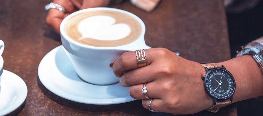 Une femme portant un cadran de montre 24h avec un bracelet en cuir liege et qui profite de sa journée tranquillement