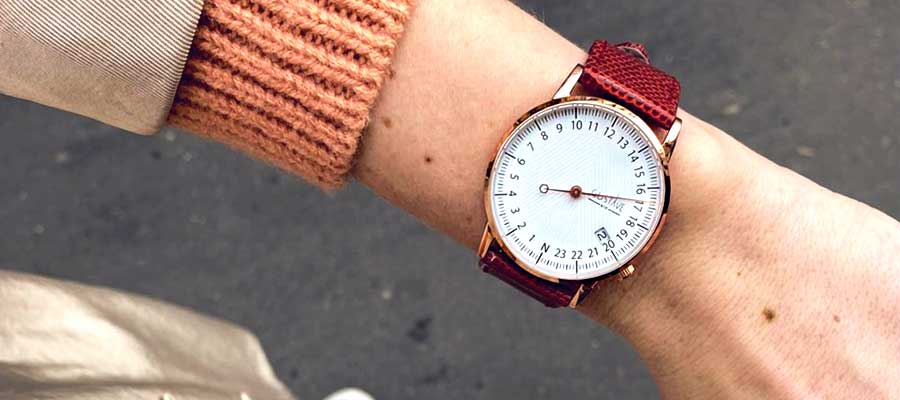 Un cadran de montre 24h pour femme avec un bracelet en cuir made in France à offrir en cadeau d'anniversaire