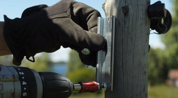 All components of the electric fence opener are purely mechanical. In addition to its robustness, this means that no batteries or power cables are required to operate the automatic gate opener, making the Feed-X not only extremely practical but also completely maintenance-free. The scope of delivery includes everything necessary for assembly and commissioning. Thanks to the included quick assembly set, assembly is completely uncomplicated. In fact, only three very easy steps are necessary for successful installation. In the first step, the timer is mounted on the desired wooden post using two screws. The timer is designed so that it can be used on both the right and left sides. The supplied magnet is then screwed on 40 cm below the timer. In the double-row version, this is there to hold the second gate handle and release it when triggered.