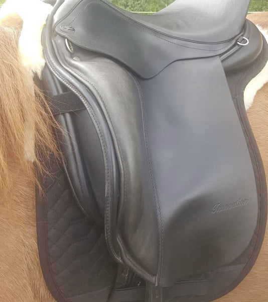 Fur saddle blanket Tölt for Icelandic horses from the front