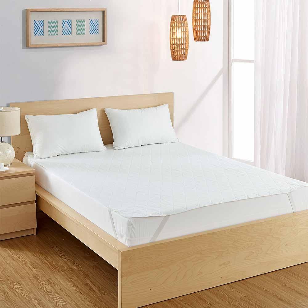 https://cdn.shopify.com/s/files/1/0055/3195/9367/products/3-ply-mattress-pad-room_1000x1000.jpg?v=1573593743