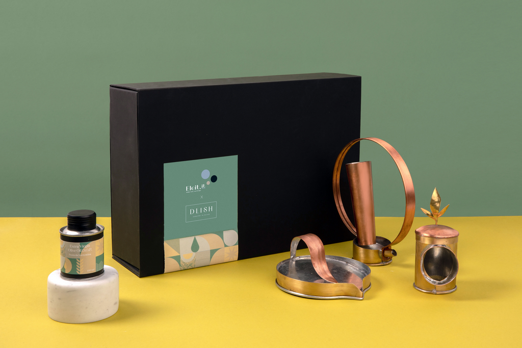 The DLISH Olive Oil Tasting Gift Box combines a bottle of DOP EVOO with three characteristic objects for tasting oil.