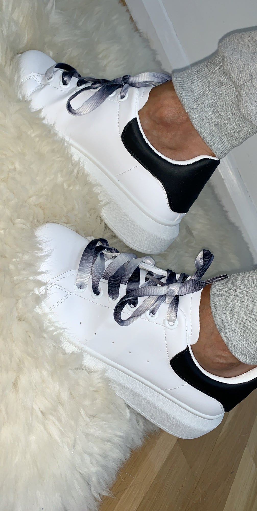 white trainer dye