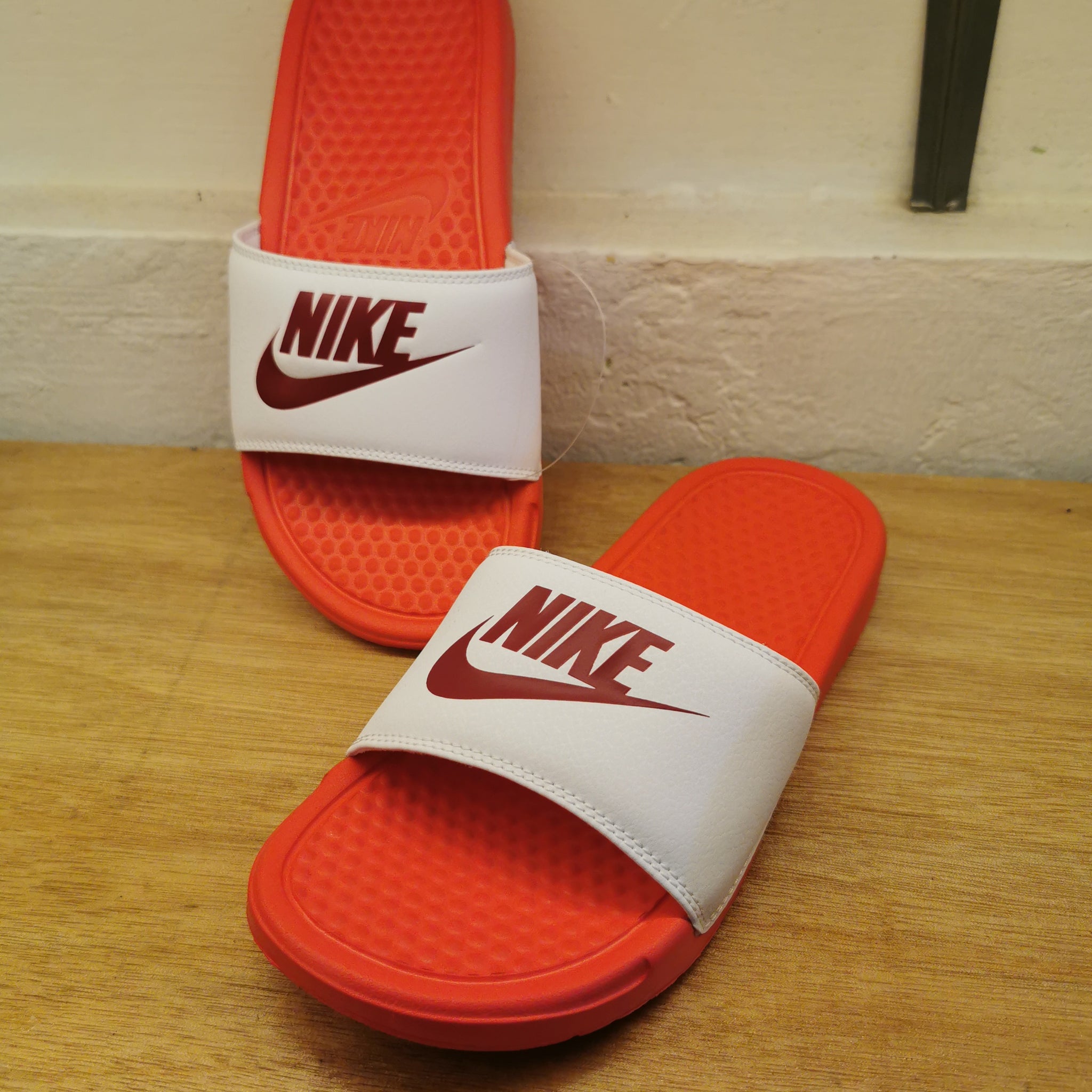 nike benassi red white