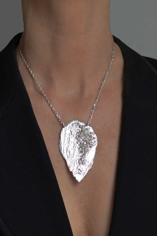 grand collier en silex en argent par Annika Burman