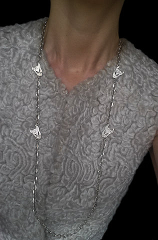 collier long démon en argent par Annika Burman