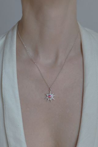 collier pendentif nébuleuse avec opale par Annika Burman