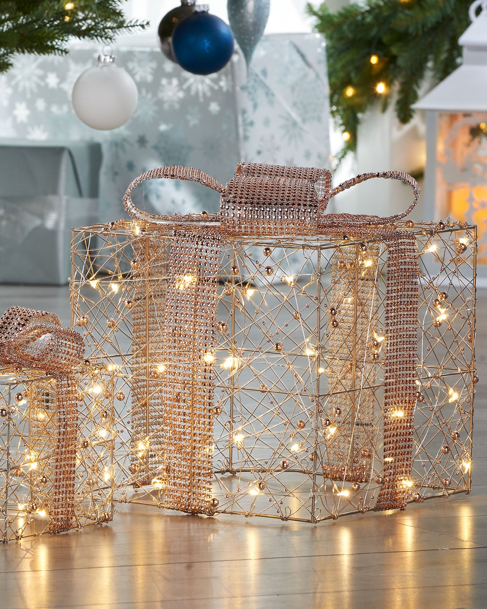maldición Absurdo Resistencia Set of 3 Pre-Lit Gift Box Christmas Tree Decoration, Rose Gold — We R  Christmas