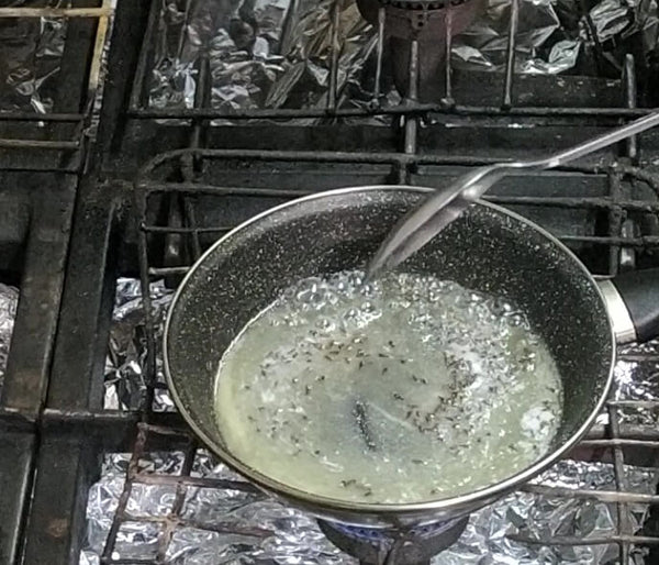 Burro in padella con fiori di lavanda essiccati.