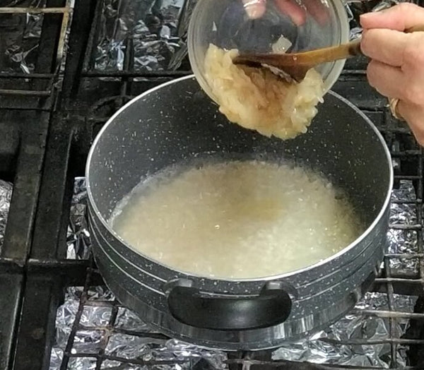 Aggiunta di mezza cipolla stufata al riso a metà cottura.