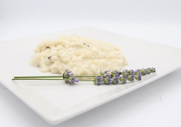 Piatto di risotto alla Lavanda Polesana creato da Agriturismo Caprissio.