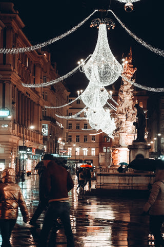 Lichter auf dem Weihnachtsmarkt am Rathausplatz in Wien