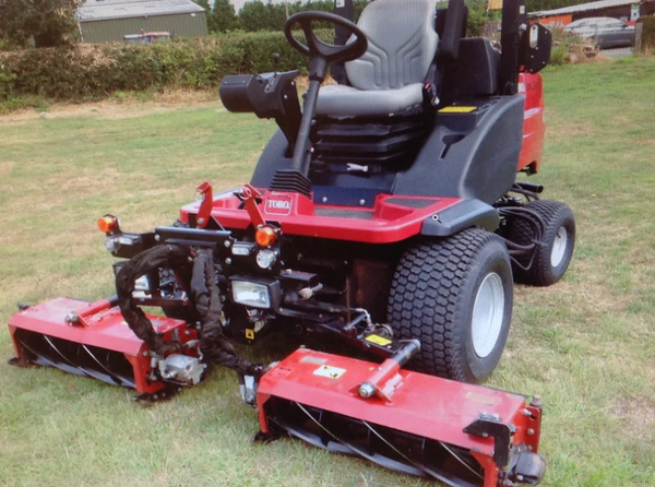 Example of a ride on mower with cylinder cutting systems