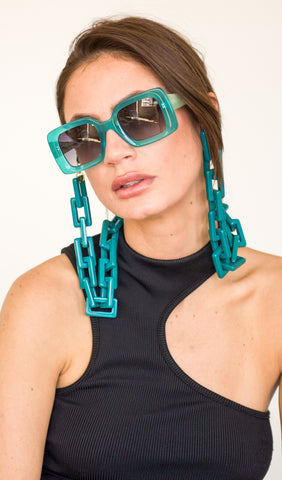 female model using eyeglass chain
