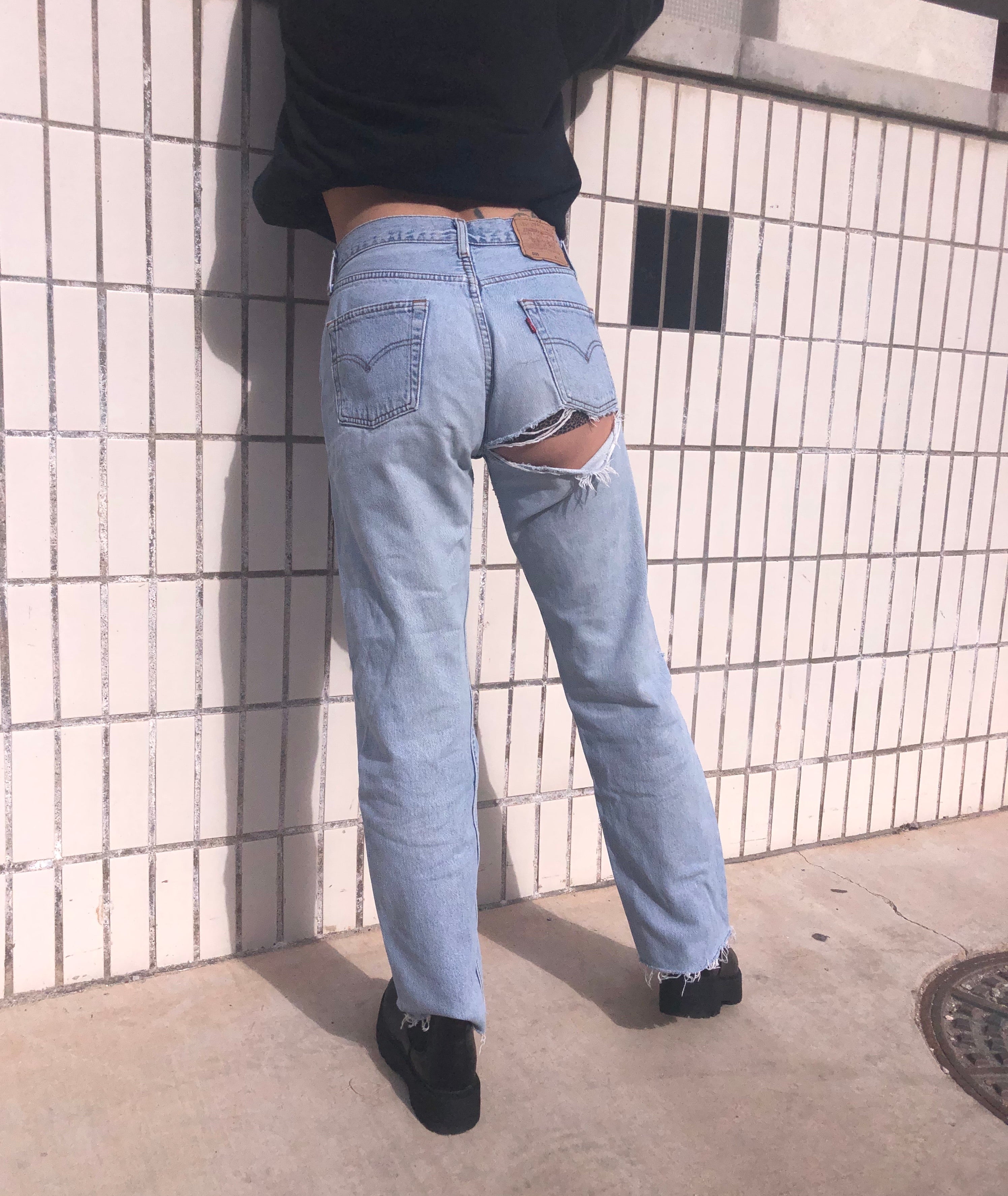 Descubrir 62+ imagen levi’s jeans with rip under bum