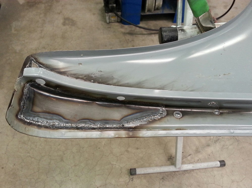 1969 911E 2.0L MFI Restoration right inner fender rust repair