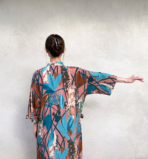 Vår kimonoklänning Mika! Mika är rak i modellen med omlottknyt och fickor i sidorna. Fin både som klänning och lång kimono. Mika Lupin är sydd i en härligt stormönstrad färgstark EcoVero-viskos.  Färg: Rosa, blå, grön, rost, creme.  Material:  100% EcoVero viskos från Frankrike