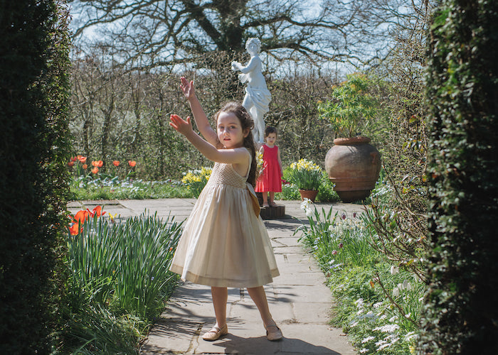Célébrer la magie de l'enfance - Robe à smocks classiques chic intemporelles pour bébés et enfants Charlotte sy Dimby