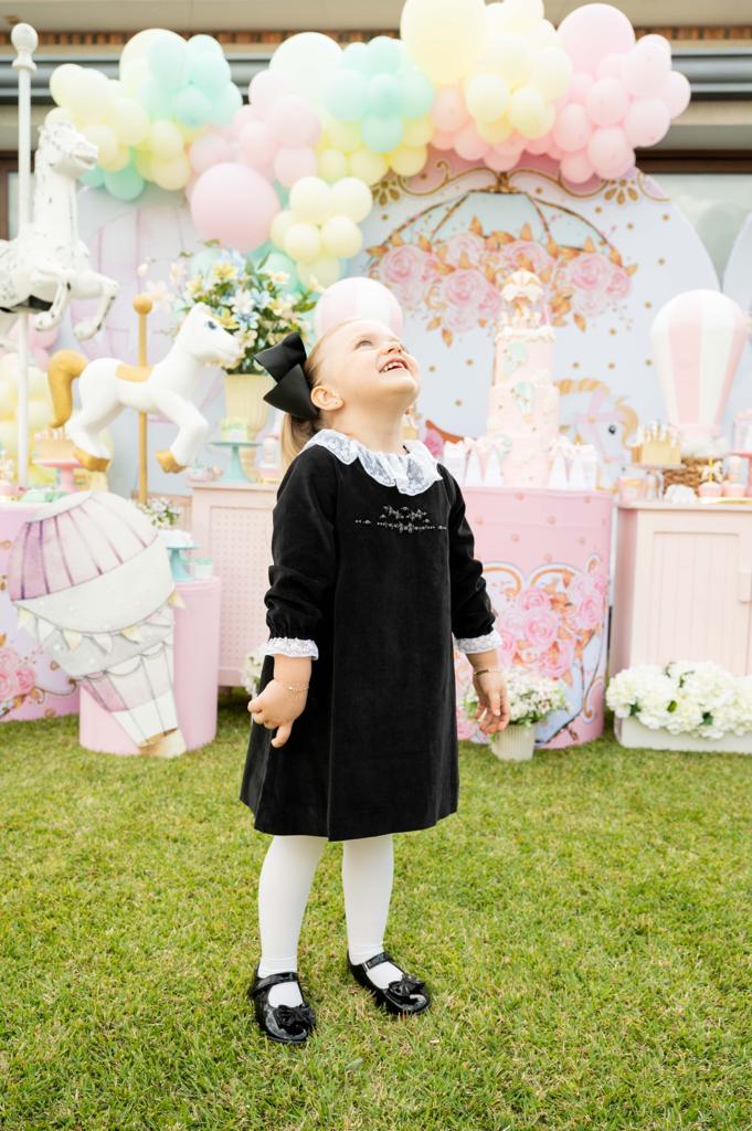 Round and round, we will dance and play : it's a carrousel birthday party! Read about Barbie's birthday party planned by her charming mum Adriana in Paraguay and throw your own Parisian carrousel themed celebration for your little girl