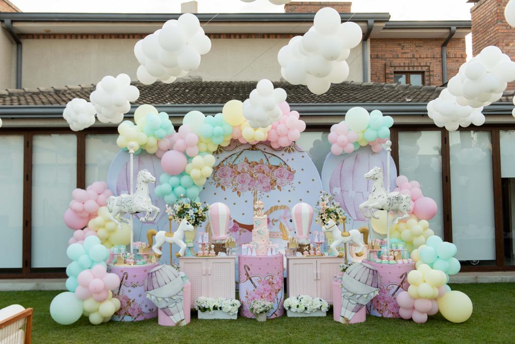 Charlotte sy Dimby French carrousel children's birthday party inspiration 